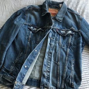 GREAT DEAL HERE!

Men’s Size Medium Levi Jean Jack